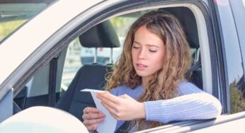 Parcheggia l’auto e becca una multa assurda: lo fate tutti spesso, ma è illegale
