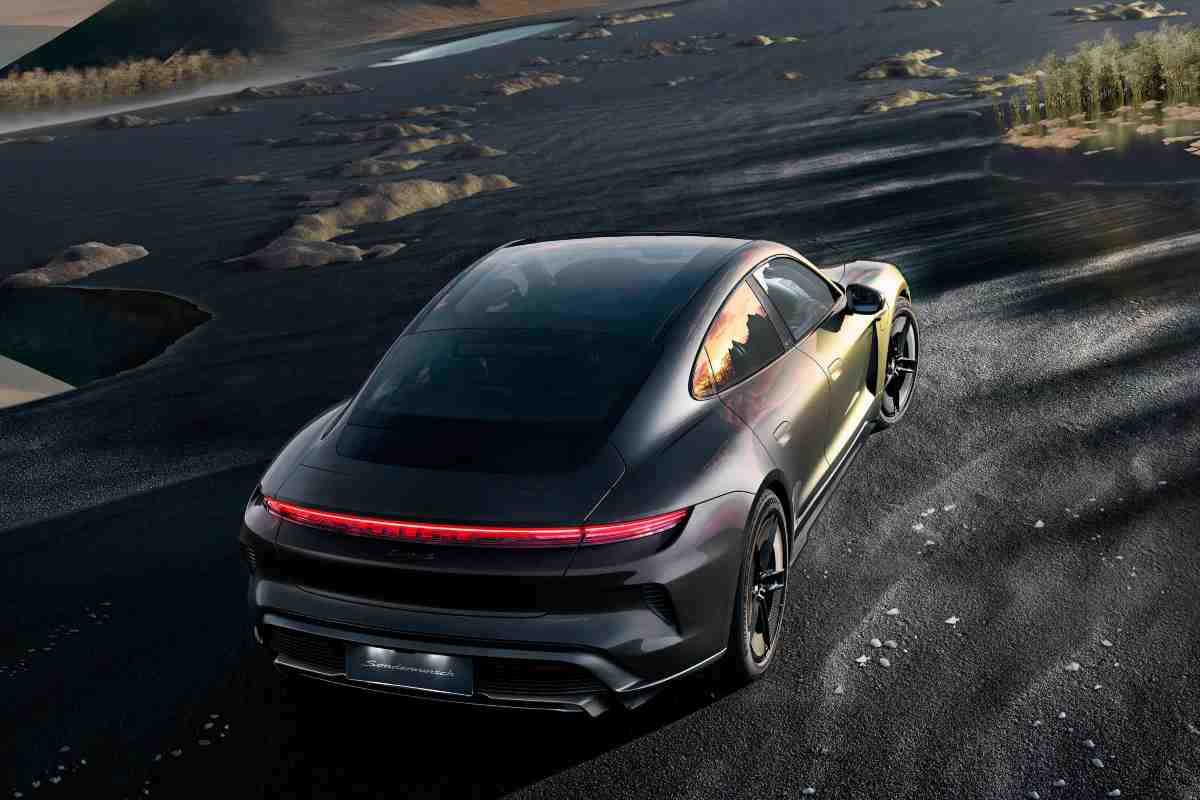 Presentata Porsche Taycan Turbo S Celestial Jade: il colore è unico al mondo