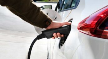 Pericoloso guasto per la celebre auto elettrica: scatta il richiamo immediato, bisogna riconsegnarle