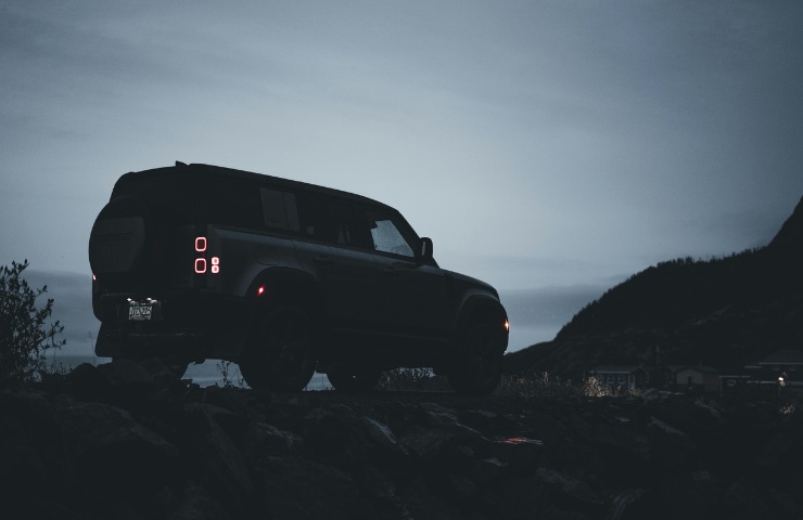 Land Rover Defender in penombra