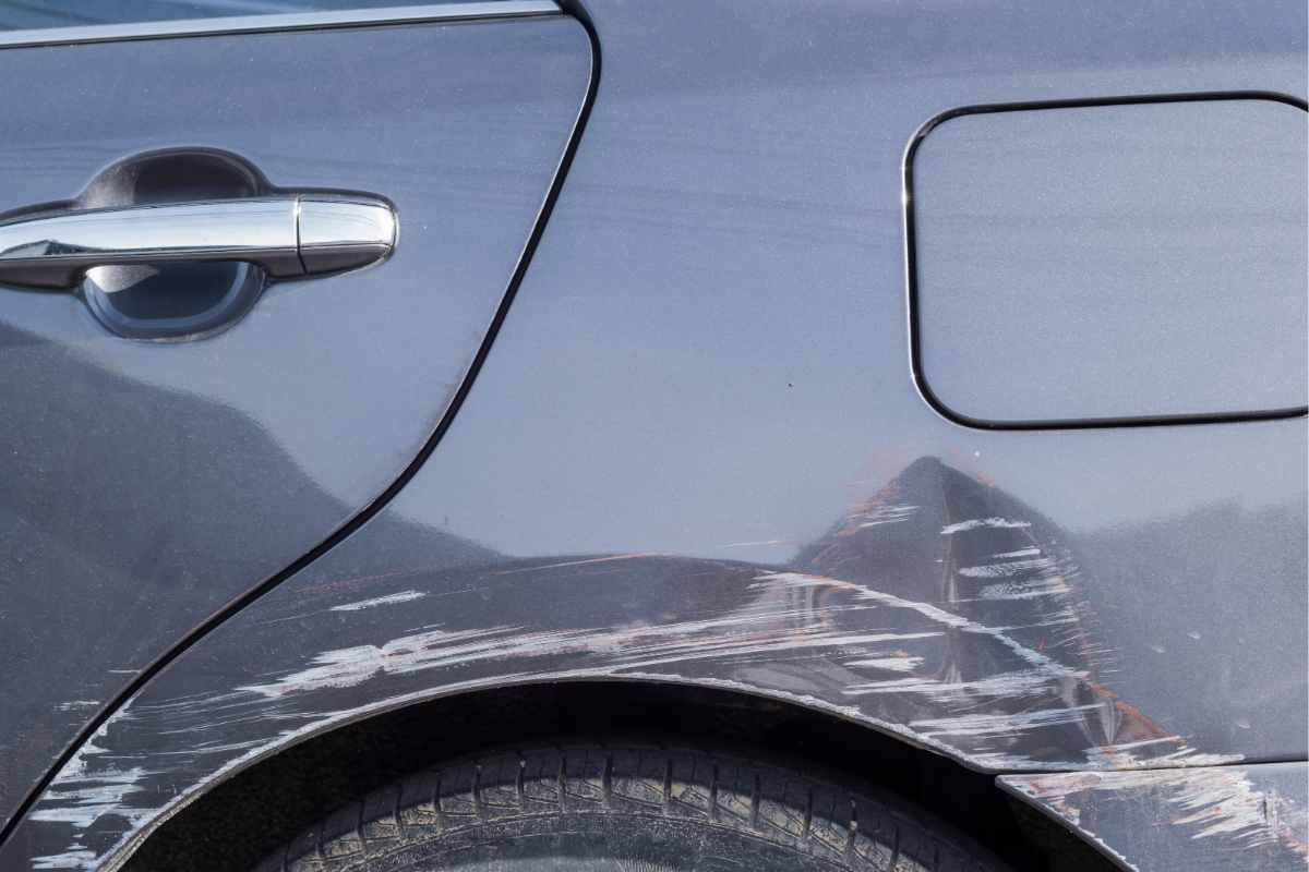 Graffi su carrozzeria di un fuoristrada