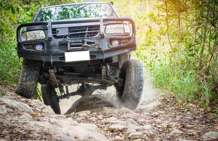 Un offroad su sterrato