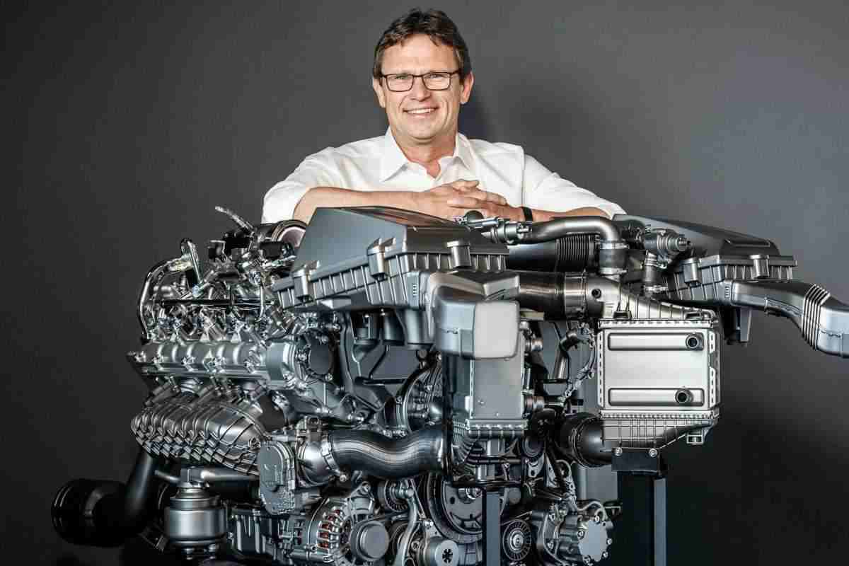Mercedes, basta elettrico