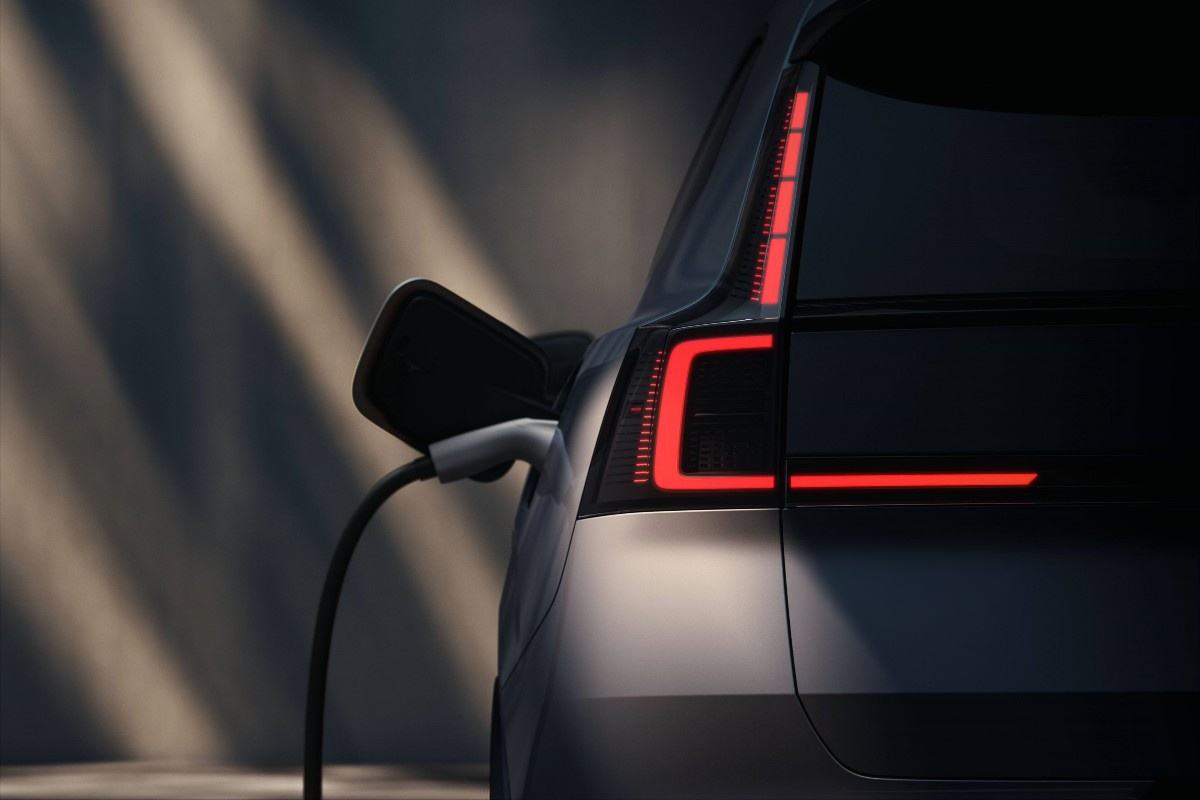 Arriva un nuovo Super SUV, ibrido e con un'autonomia da record in elettrico: può conquistare il mercato