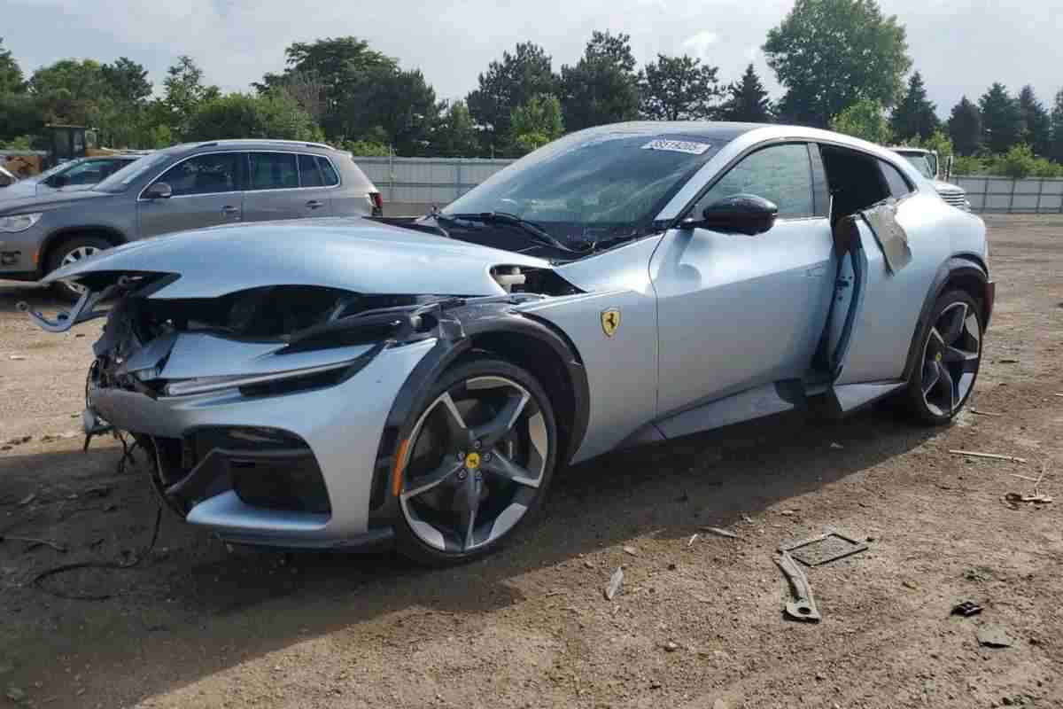 Una Ferrari Purosangue a pezzi