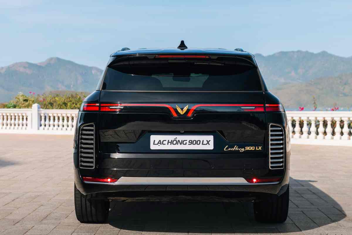 VinFast Lac Hong 900 LX