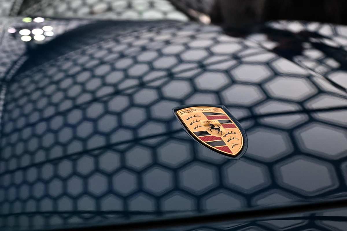Porsche lasciata tra le erbacce
