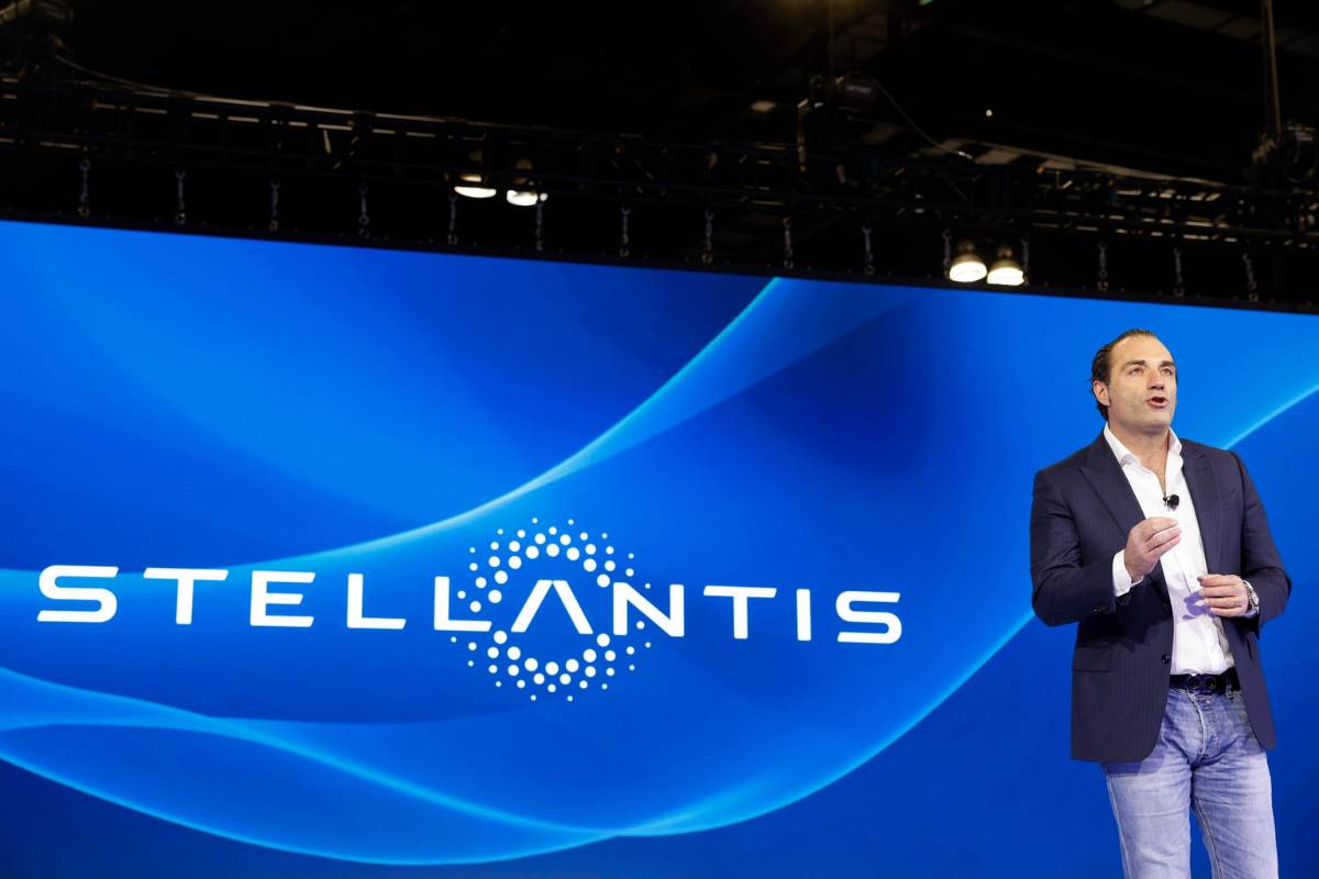 Antonio Filosa mentre parla a un evento Stellantis