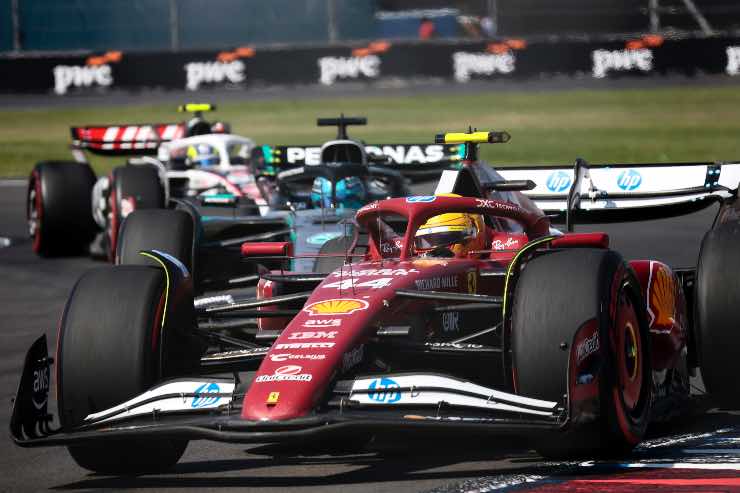 Lewis Hamilton polemico sul via