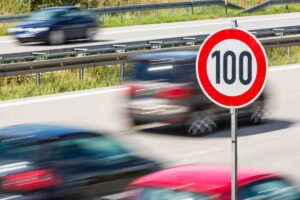 Niente più multe, la nuova tecnologia che rivoluzionerà le auto: non dovremo più preoccuparci dei limiti di velocità