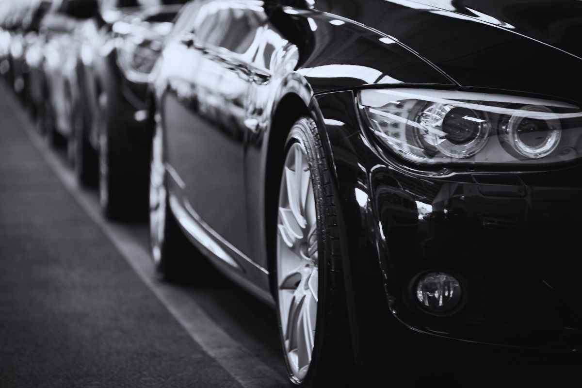 BMW parcheggiate in fila