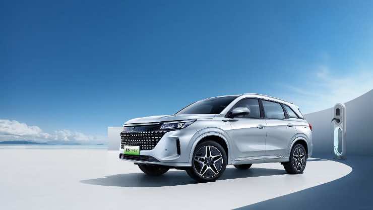 DFSK E5 PHEV due nuovi allestimenti