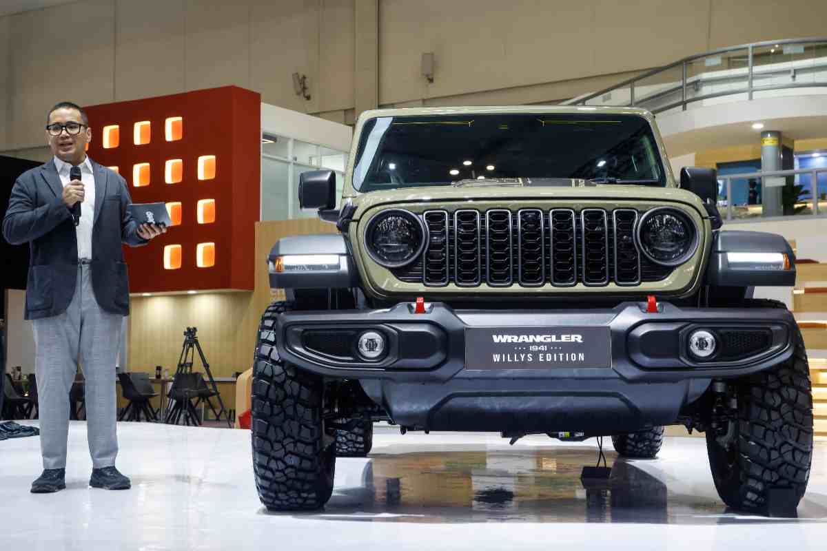 Jeep corre ai ripari