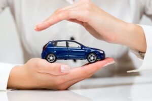 donna con in mano auto in miniatura