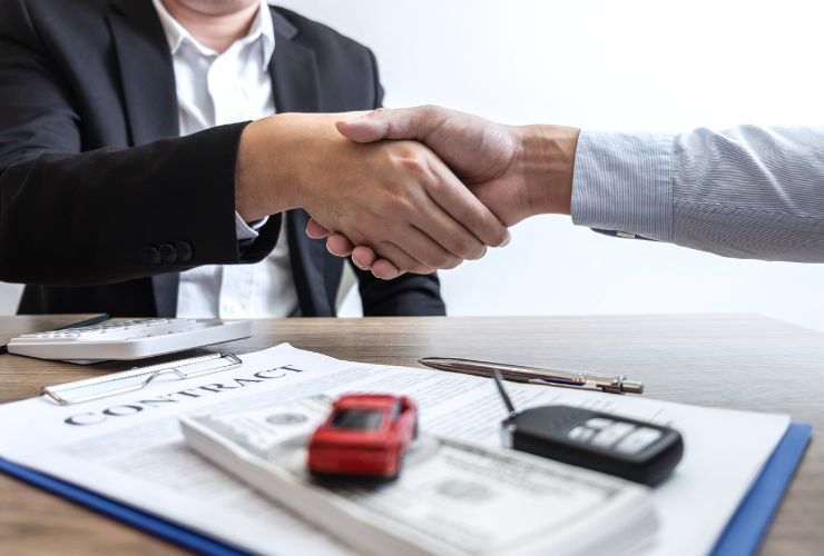 uomo che stringe mano ad un altro